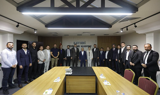 Büyükkılıç, ziyaretçilerini makamında kabul etti