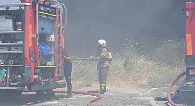 Çiğli’de polyester yangını: Alevler iş yerlerine sıçramadan kontrol altına alındı