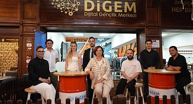 Eskişehir Büyükşehir Belediye Başkanı Ünlüce, Dijital Gençlik Merkezi'ni ziyaret etti