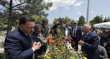 Kayseri’de 15 Temmuz şehitleri kabirleri başında anıldı