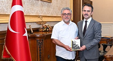 Kıbrıs Gazisi Kuşcu, yaşadıklarını anlattığı kitabı Vali Aktaş’a hediye etti