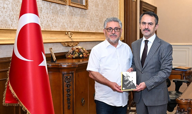 Kıbrıs Gazisi Kuşcu, yaşadıklarını anlattığı kitabı Vali Aktaş’a hediye etti
