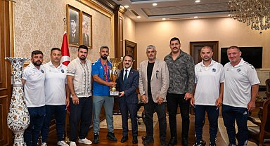 Koaceli Valisi Aktaş, Kocaeli Kağıtspor'un Başpehlivanlarını ağırladı