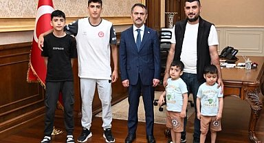 Minikler Türkiye Şampiyonu Ali Osman Can'dan Vali Aktaş'a ziyaret