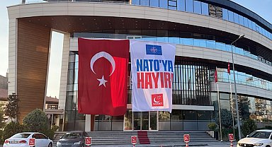 Saadet Partisi’nden NATO Zirvesi öncesi “NATO’ya hayır” pankartı