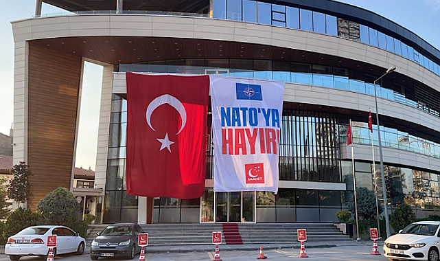 Saadet Partisi’nden NATO Zirvesi öncesi “NATO’ya hayır” pankartı