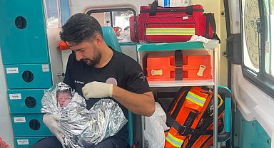 112 ekiplerinden araçta başarılı doğum müdahalesi: Anne ve bebek sağlıklı