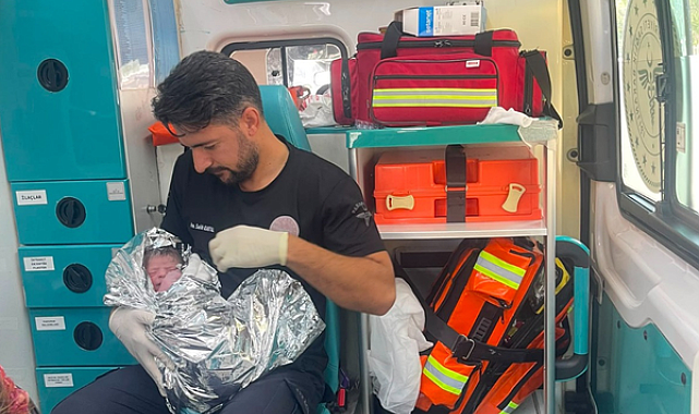 112 ekiplerinden araçta başarılı doğum müdahalesi: Anne ve bebek sağlıklı