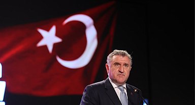 Bak: Türk bayrağını milli güreşçi Nesrin Baş ile milli yüzücü Emre Sakçı’nın taşıyacak