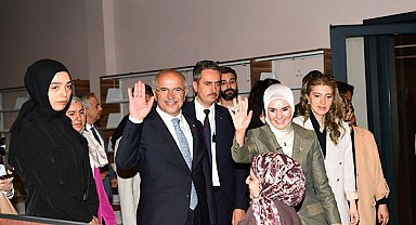 Bakan Göktaş, Malatya Şehir Kütüphanesi’ni ziyaret etti