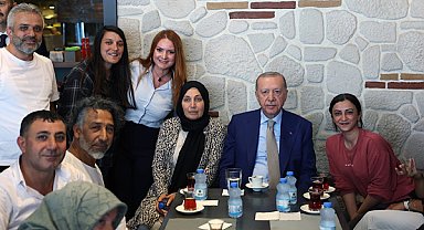 Cumhurbaşkanı Erdoğan, Üsküdar’da esnafı ziyaret etti