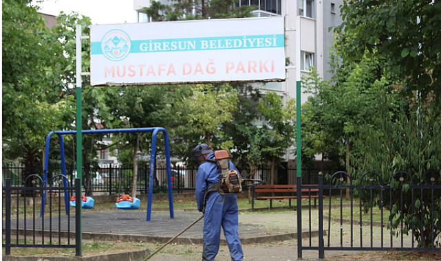 Giresun'da park ve bahçelerde temizlik çalışmaları sürüyor
