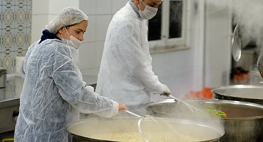 Muratpaşa'daki aşevi 600 haneye hizmet veriyor