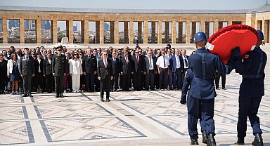 Özdağ, Zafer Partisi’nin kuruluş yıl dönümünde Anıtkabir’i ziyaret etti
