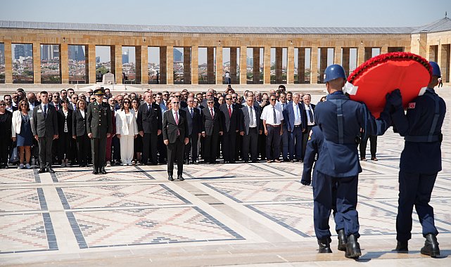 Özdağ, Zafer Partisi’nin kuruluş yıl dönümünde Anıtkabir’i ziyaret etti