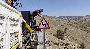 Şirvan’da grup yollarında trafik levhalama çalışmaları tamamlandı