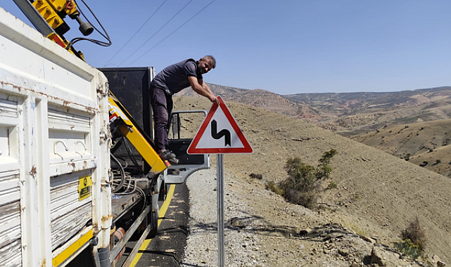 Şirvan’da grup yollarında trafik levhalama çalışmaları tamamlandı