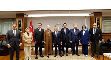 Başkan Büyükkılıç, AK Parti heyetini Büyükşehir Belediyesinde ağırladı