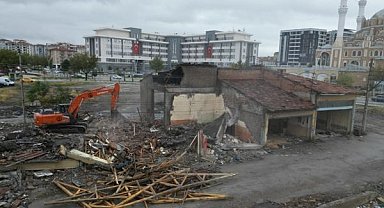 Çorum’da “Genç Park” projesi için yıkım çalışmaları sürüyor