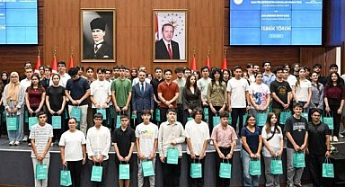Kocaeli’de YKS ve LGS derecesi yapan öğrenciler ödüllendirildi