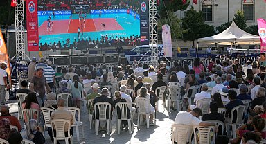 Maltepeliler Filenin Sultanları’nın final maçını dev ekrandan izledi