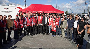 Özdağ, İstanbul Fatih’te Zafer Partisi standını ziyaret etti