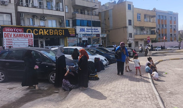 Şanlıurfa’daki şiddetli depremde vatandaşlar sokağa çıktı