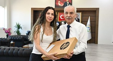 Tıp fakültesi öğrencisi Nida Nur Demirpek’e eğitim desteği