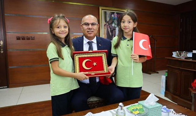 Yere düşen Türk bayrağını kaldıran öğrenci valilikte ağırlandı
