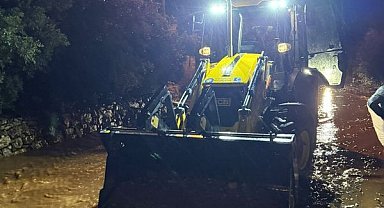 Antalya’da yağış mesaisi gece boyunca sürdü