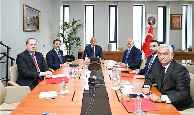 Bakan Ersoy ve THY yönetimi turizm gündemiyle bir araya geldi