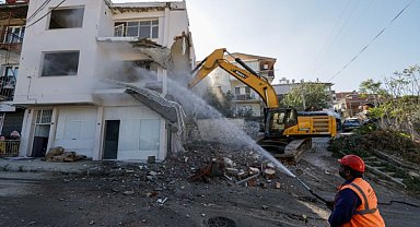 Buca Onat Tüneli Projesi kapsamındaki riskli yapılarda yıkım çalışmaları başladı