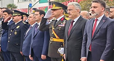 Bursa’da Cumhuriyet Bayramı kutlamaları çelenk töreniyle başladı