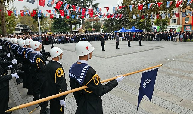 Gölcük'te Cumhuriyet kutlamaları çelenk sunma töreniyle başladı