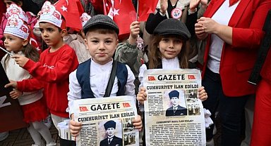 Manisa’da çocuklar Cumhuriyet coşkusunu tarihi gazete ve marşlarla yaşattı