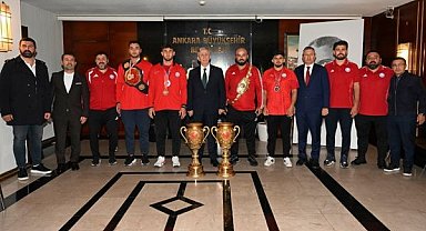 Mansur Yavaş ASKİ Spor güreşçilerini ağırladı