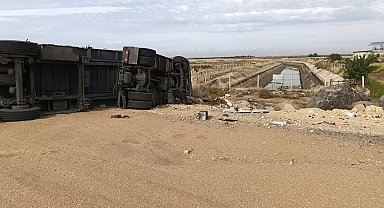 Şanlıurfa'da buğday yüklü tır devrildi: 1 yaralı