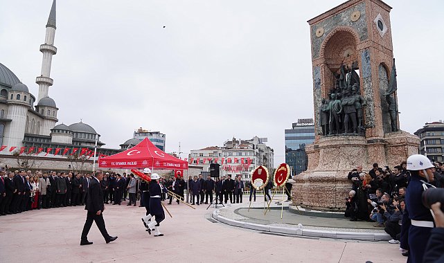 Taksim'de Cumhuriyet coşkusu çelenk sunma töreniyle kutlandı