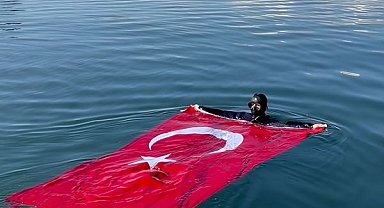 Tunceli’de Keban Barajı’nın 29 metre derinliğinde Türk bayrağı açıldı