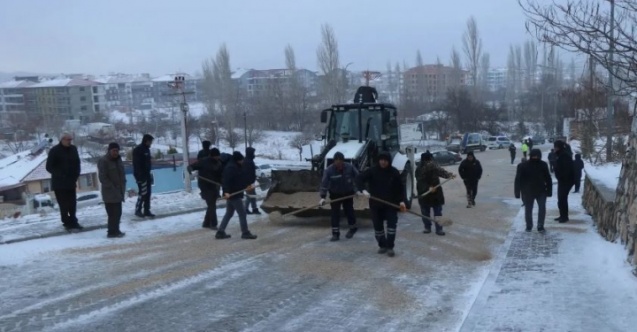 Dinar Belediyesinden kar tuzlama çalışması seferberliği