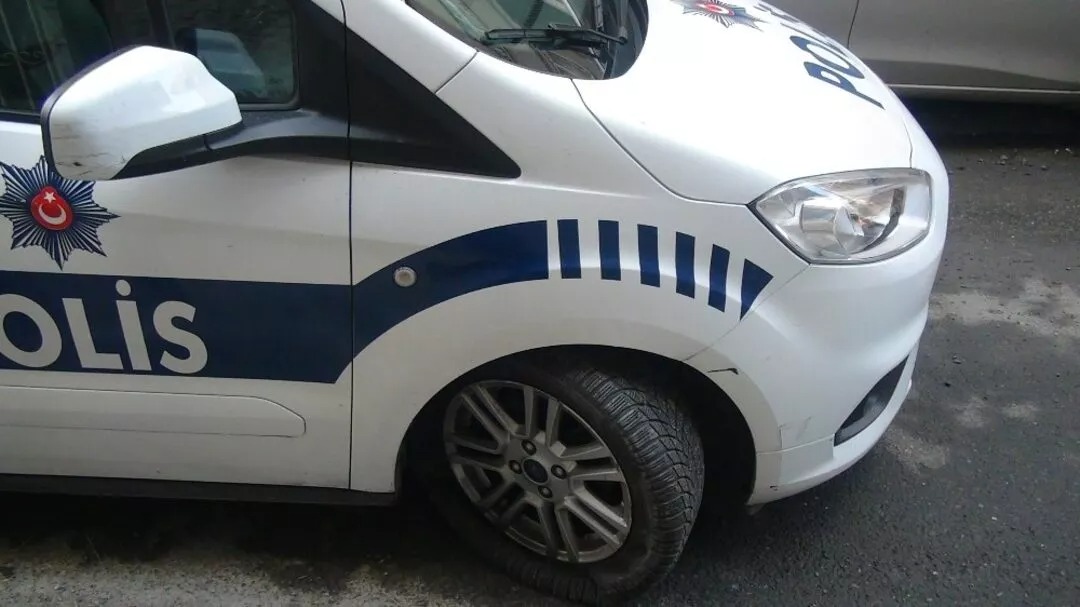 Polis aracını çaldı ve polisi yaraladı!