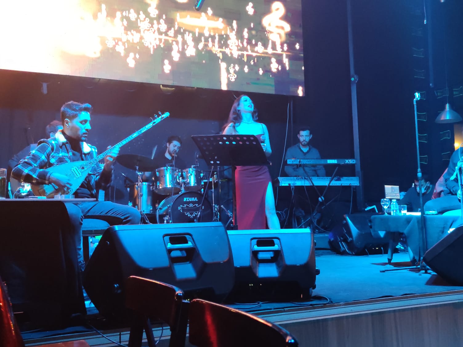 Yılbaşında Afyonkarahisar Hangar Pub Bar’da sahne alan Melodi Duman dinleyenlerine güzel bir gece yaşattı.