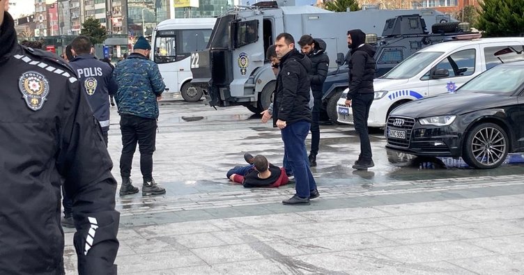 Bariyerinden atlayıp polise bıçakla saldırdı