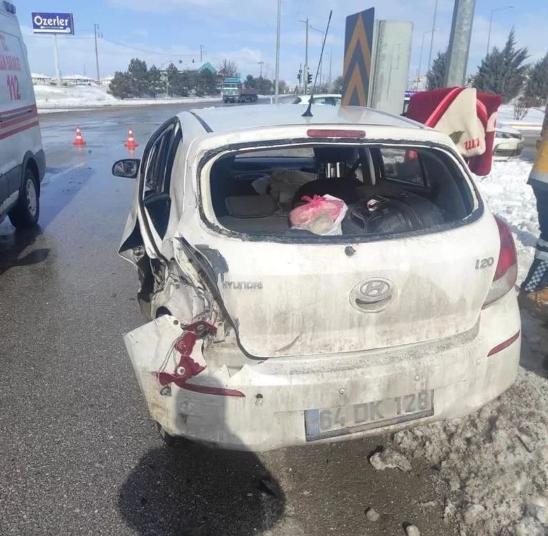 Tır İle Otomobil Çarpıştı