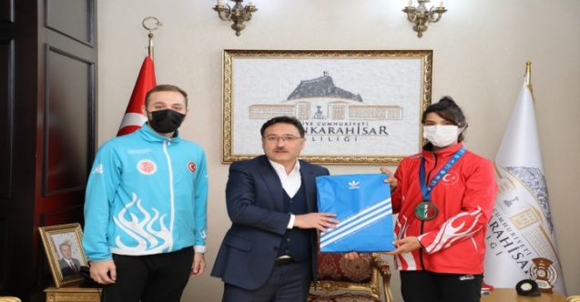 Kick Boks Dünya 3.sü Kocakuş’tan Vali Çiçek’e Ziyaret