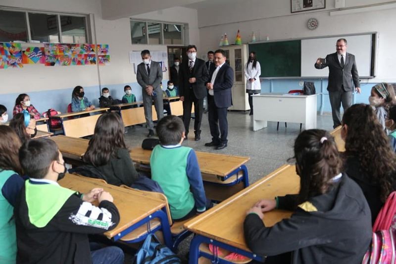 Vali Çiçek, öğrencilerin karne heyecanına ortak oldu