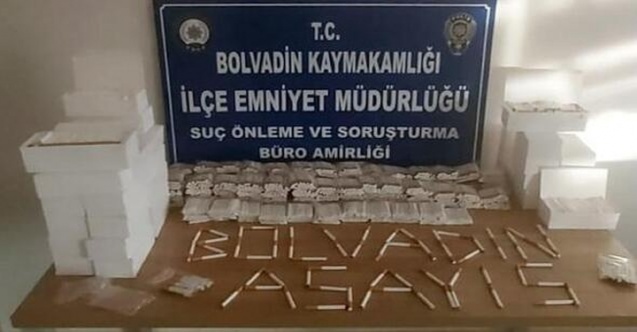 Polis Bolvadin’de Kaçak Sigara Ele Geçirdi