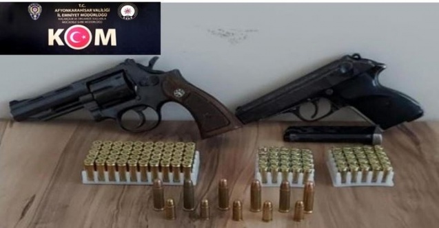 Ruhsatsız 2 silah ele geçirildi