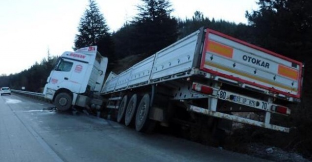 Sandıklı’da TIR gizli buzlanmadan dolayı bariyere çarptı
