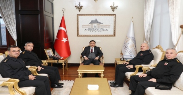 Tümgeneral Çırakoğlu ve beraberindekiler Vali Çiçek’i ziyaret etti